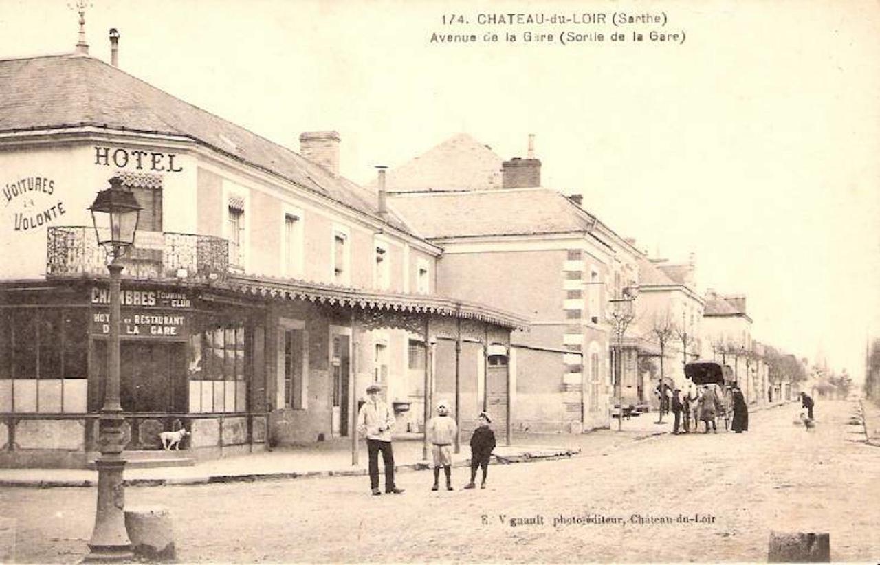 Hotel De La Gare Chateau-du-Loir Bagian luar foto